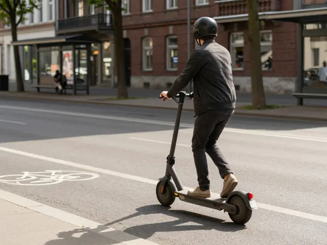 Wie nennt man einen E-Roller mit Sitz? Alle Namen und Typen erklärt