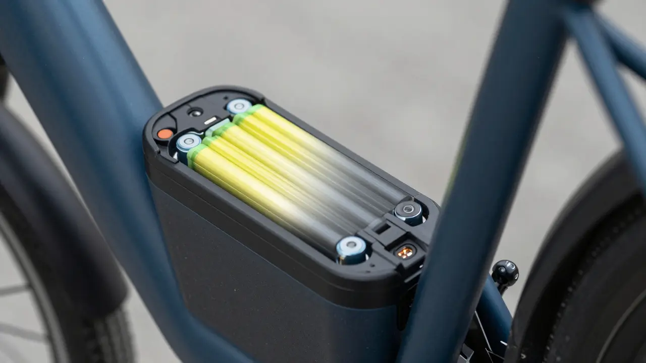 Nahaufnahme eines E-Bike-Akkus mit visueller Darstellung des Alterungsprozesses