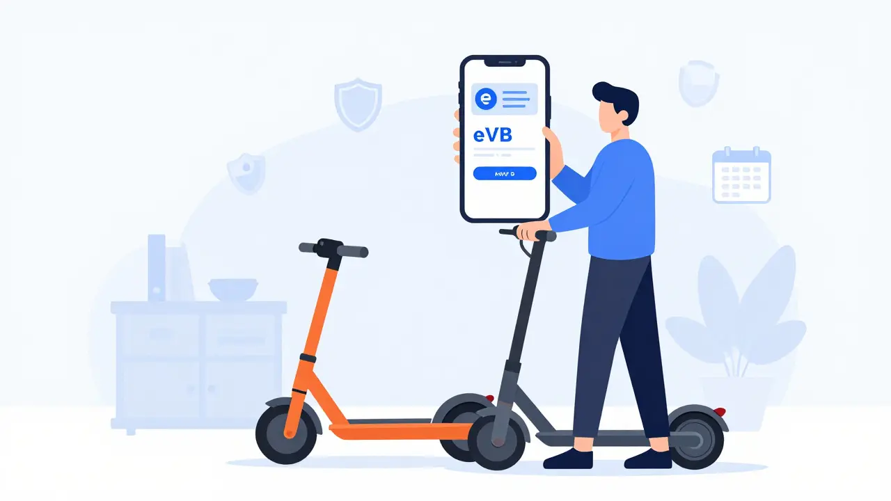 Person hält Smartphone mit Versicherungsbestätigung neben gefaltetem E-Scooter